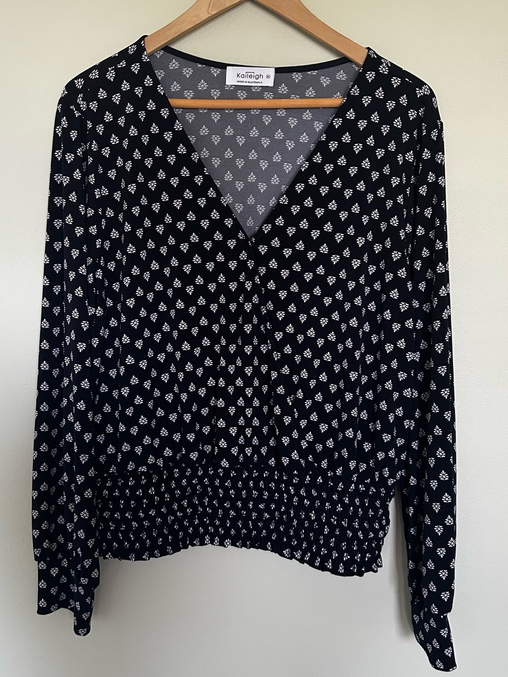 Women’s Kaileigh Black & White V-Neck Blouse Size XL